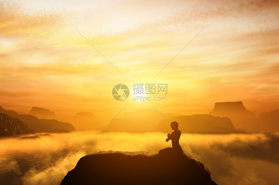 妇女坐瑜伽姿势落在日时云顶的山上图片
