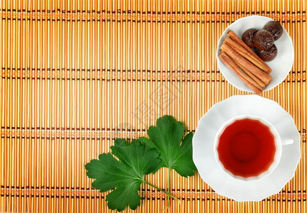 香茶和味在竹垫背景上图片