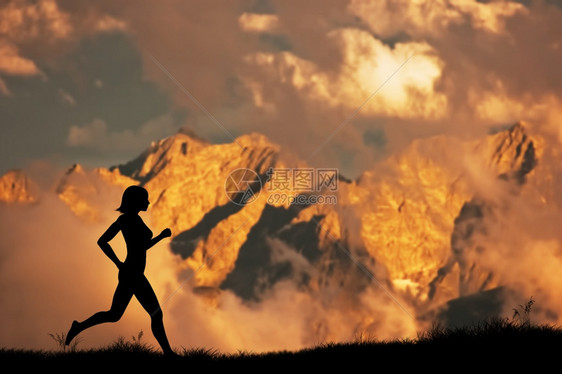 一位女在日落时山上慢跑步运动健康的生活方式图片