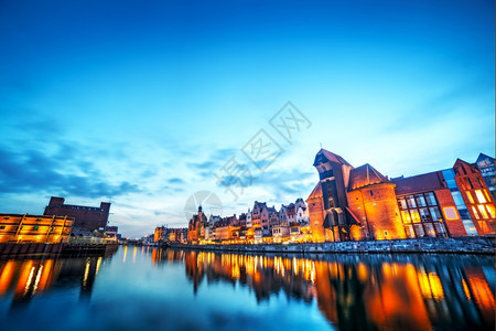 Gdansk老城和著名的起重机波兰Zuraw波兰莫特拉瓦河景象罗曼日落夜晚波兰城市又称为Danzig和琥珀市天空复制间图片