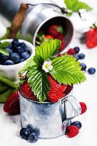草莓和蓝健康饮食园艺收获概念图片