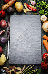食物背景新鲜蔬菜石板和木头背景图片