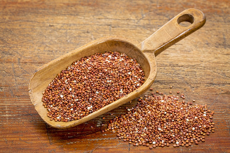 红quinoa粮食红奎诺亚与格伦基木制餐桌对图片
