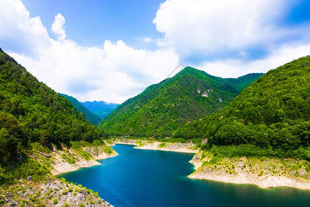 山区湖美丽的泊森林和山丘风景图片