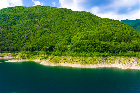 山区湖美丽的泊森林和山丘风景高清图片