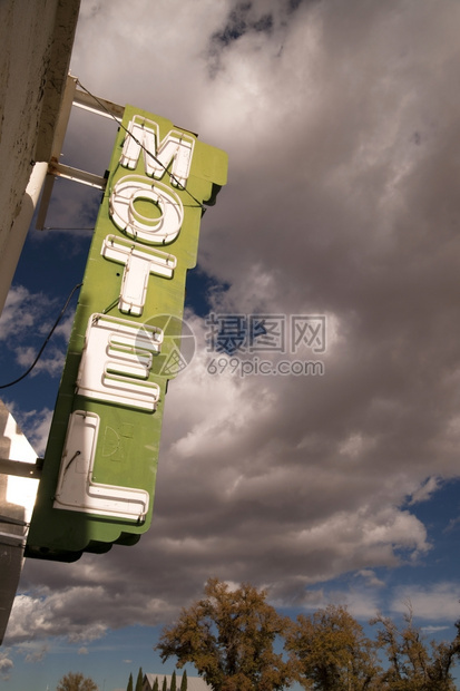 It在这个汽车旅馆镇的主要街道上是一个晴朗的蓝色天空日图片