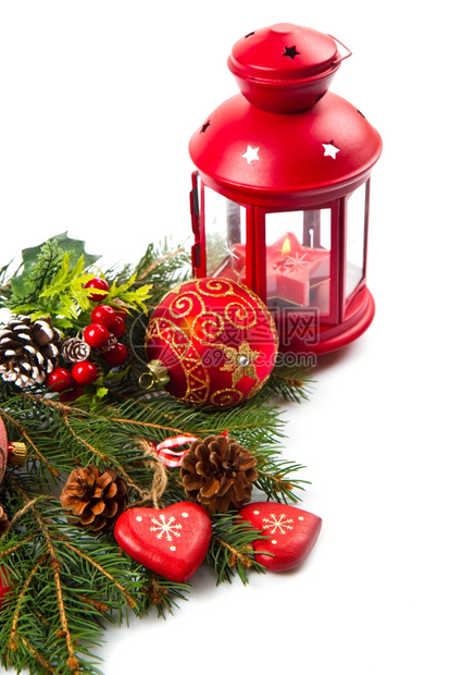 圣诞球和圆形树枝上面有白色的装饰品图片