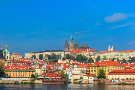 布拉格城堡伏尔塔瓦河和小区在阳光明媚的一天捷克布拉格图片