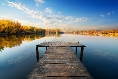 在阳光明媚的秋天捕鱼桥梁图片