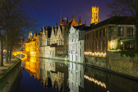 与比利时布鲁日的中世纪贝尔福特塔和绿色运河格罗内雷一道在比利时布鲁日的中世纪贝尔福特高塔和绿色运河格罗内雷伊的景色夜间城市象图片