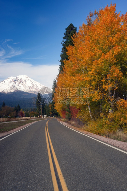 沿路瀑布的颜色看着沙斯塔山图片