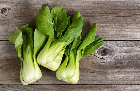 卷心菜BokChoy在生锈木头上部拍摄的白菜BokChoy图片