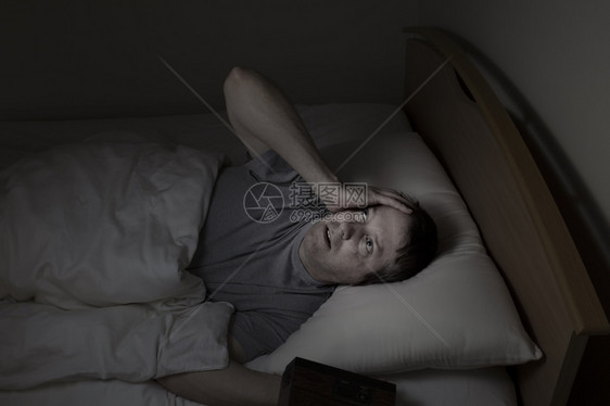 成熟的男子仰天顶无法在夜里睡着因为失眠图片