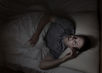 成年男子在失眠后卧床上不休息的最优图像图片