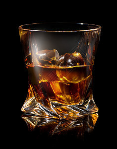 一杯威士忌黑色背景的冰杯威士忌图片