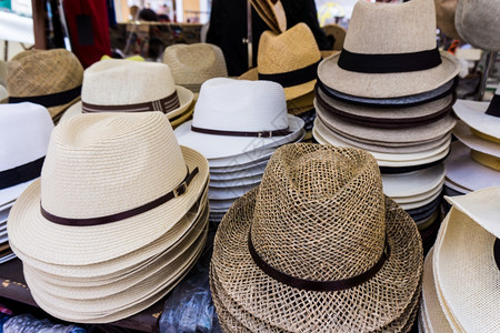 巴拿马手制帽子供出售巴拿马帽子供在市场摊位出售图片