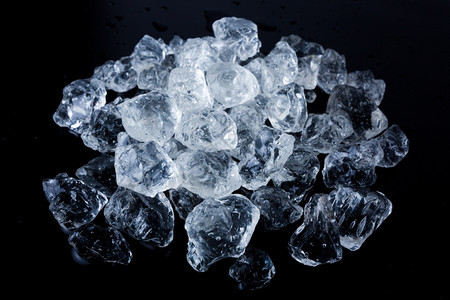 美丽的冰雪立方体黑色背景的白晶体图片
