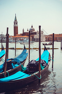 意大利威尼斯的Gondolas大运河上的Gondolas图片