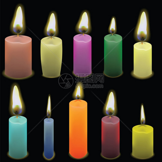 在黑暗背景上用一套蜡烛以多彩的插图图片