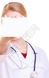 身穿白色实验室大衣的妇女推荐你产品医生或护士的听诊器持有空白副本间卡单独存放医疗人员负责保险图片