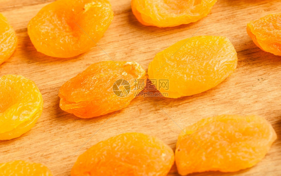 健康的营养饮食干燥的杏仁放在木桌背景上图片
