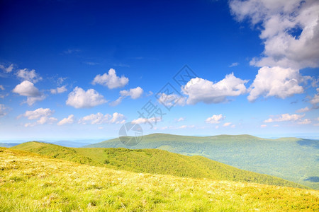 自然和环境油田山丘夏季区景观旅行和游图片