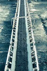 露天煤矿棕色带状传送器作为工业细节图片