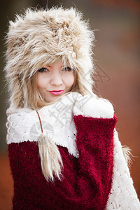 冬时装穿着冬装的笑着年轻女子图片