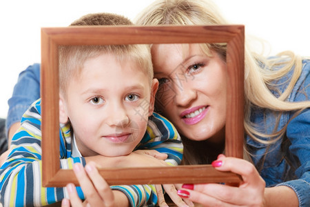 中年母亲的肖像儿子小男孩拿着框架装饰图片