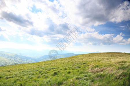 自然和环境美丽的绿山夏季区景观旅行和游图片