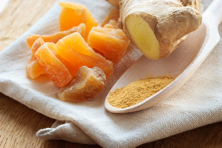 三种姜新鲜的地面香料在生锈的桌子上煮熟健康饮食恶心胃寒的家用治疗方法图片
