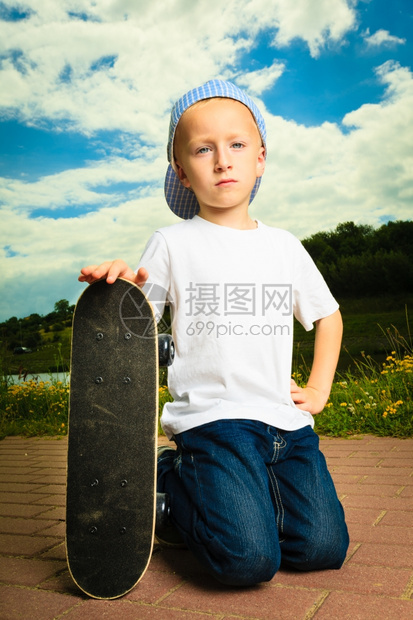 活跃的童年玩滑板小男人玩滑板的孩在外面图片