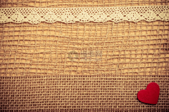 红色木制装饰心脏带放在抽象布上带复制空间的薄布背景图片