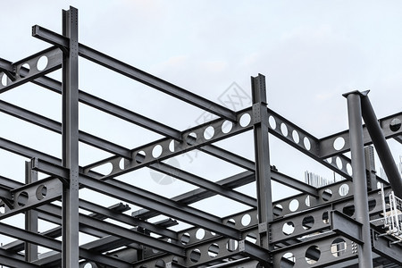 建筑工地一座新的现代建筑钢铁结构金属板骨架背景图片
