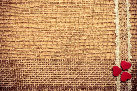 红色木制装饰心带放在抽象布上带复制空间的薄布背景图片