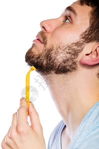 健康美貌和皮肤护理概念男面部特写脸长胡子的年轻人持有一次黄色剃刀片白底图片