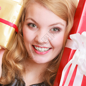 庆祝节日爱与幸福概念的人微笑着的金发女孩和孤立的礼品盒图片