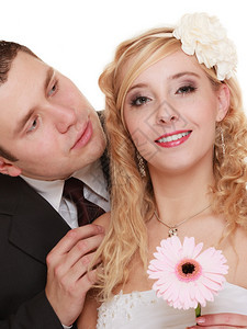 结婚日幸福的新娘和郎夫妇的肖像图片