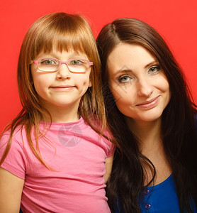 女人妈和孩子的肖像红色可爱小女孩儿图片