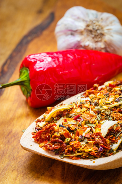 好吃的烹饪热彩色调味品用于木勺上意大利面的混合烹饪素材图片