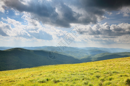 自然和环境油田山丘夏季区景观旅行和游图片