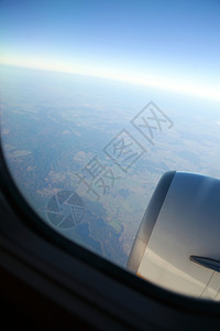 在飞机的窗口可以看到引擎和机翼图片