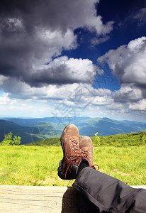 漫步鞋靴男徒旅行者享受观光放松地看山脉的自然图片