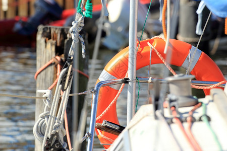 安全饮水支助援圈在帆船上救援红色生艇员图片