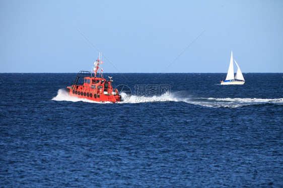 海上监测船的橙色拖图片