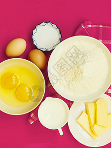 烹饪概念准备烘烤原料和厨房工具以在粉非棒片硅垫子上做蛋糕最高视图图片