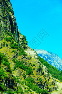 挪威湾欧洲夏季山美丽的瀑布图片
