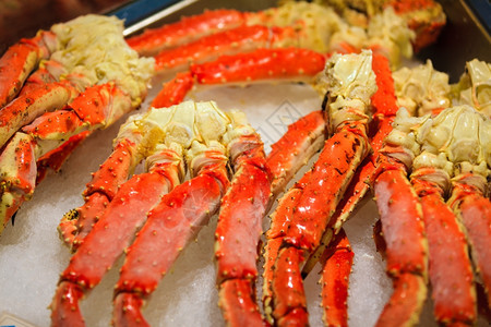 海产食品在挪威欧洲卑尔根著名的鱼市场Fisketetorget的海鲜蟹图片
