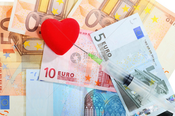 治疗和高费用保健服务概念红心注射器用欧元纸钞图片
