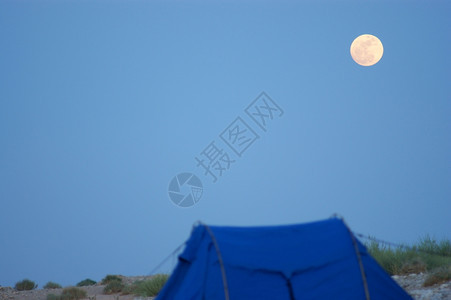 帐篷蓝天月亮和沙漠图片